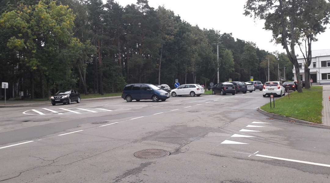 Prie senamiesčio mokyklos sužymėta aikštelė