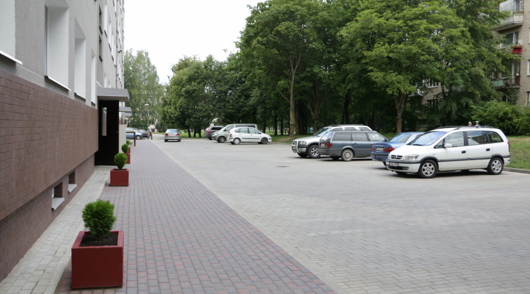 Automobiliu stovejimo aikstele