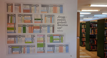 Knygų lentyna Alytaus Jurgio Kunčino viešosios bibliotekos Vaikų ir jaunimo literatūros kyriuje (Topolių g. 21).jpg