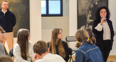 Kairėje – protmūšio vedėjas Domanta Šimkus, dešinėje – Jurgio Kunčino viešosios bibliotekos direktorė Vida Grišmanauskienė.jpg