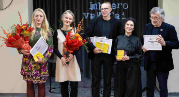 „Imbiero vakarų“ laureatai (iš kairės – Rasa Aškinytė, Svitlana Didukh-Romanenko, Urmas Vadi), direktorė Vida Grišmanauskienė ir Antanas A. Jonynas.jpg