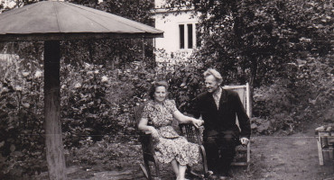 Keramikas Vytautas Brazdžius su žmona Mikalina sode prie namų M. K. Čiurlionio gatvėje.jpg