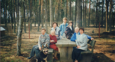 1995 m. Velykos. Platūkių šeima savo namų kieme.jpg