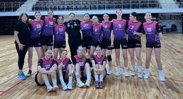 2025-10-24 rankinis merginu U17.jpg