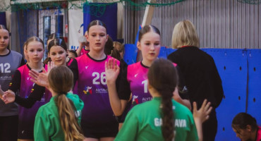 2026-05-09 rankinis merg U12 2.jpg