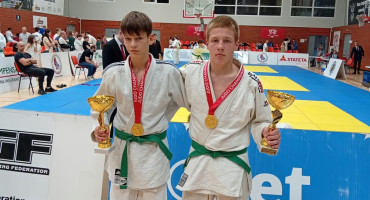 2026-10-03 Dziudo Tomo ir Roko su taurėm.jpg