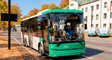 Rudens miesto gatvė su autobusu.png
