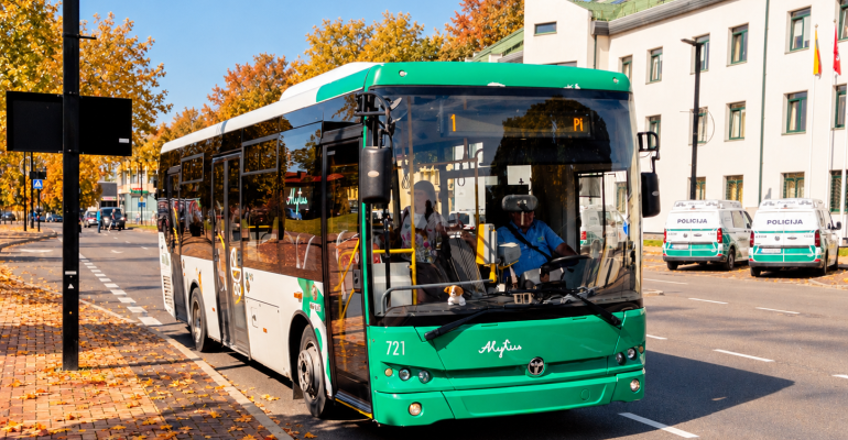 Rudens miesto gatvė su autobusu.png