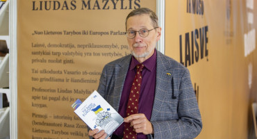 Liudas Mažylis su knyga. Jono Petronio nuotrauka.jpg