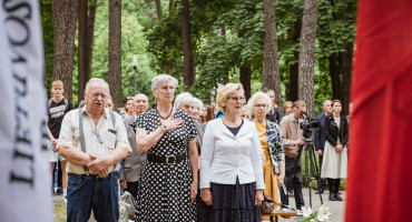 Prie memorialo „Nurimęs varpas“ Alytaus miesto sode paminėta Gedulo ir vilties diena