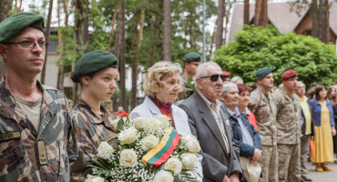 Prie memorialo „Nurimęs varpas“ Alytaus miesto sode paminėta Gedulo ir vilties diena