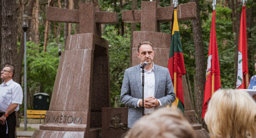 Prie memorialo „Nurimęs varpas“ Alytaus miesto sode paminėta Gedulo ir vilties diena