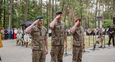 Prie memorialo „Nurimęs varpas“ Alytaus miesto sode paminėta Gedulo ir vilties diena