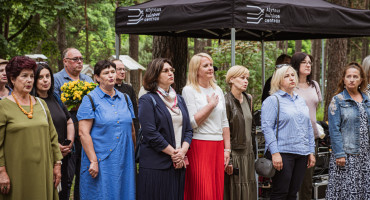Prie memorialo „Nurimęs varpas“ Alytaus miesto sode paminėta Gedulo ir vilties diena
