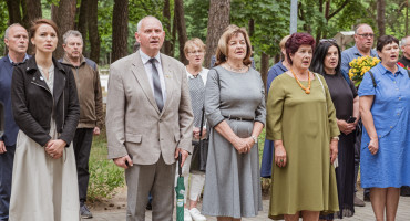 Prie memorialo „Nurimęs varpas“ Alytaus miesto sode paminėta Gedulo ir vilties diena
