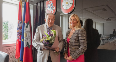 Lietuvos Respublikos garbės konsului JAV Rimui Antanui Česoniui įteiktos miesto garbės piliečio regalijos
