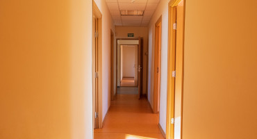 Alytaus miesto savivaldybė viešojo konkurso būdu išnuomoja 180,02 kv.m. ploto administracines patalpas Pulko g. 1, Alytuje
