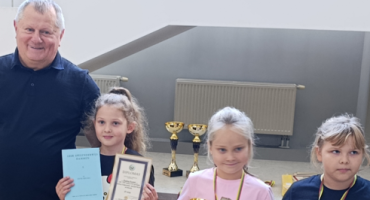 8m.  prizininkės Ringailė Novikaitė viduryje.PNG